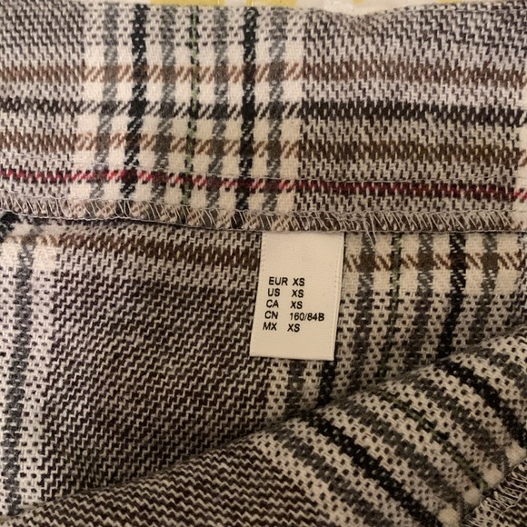 New without tags plaid skirt. Never worn. Size xs - Picture 3 of 3